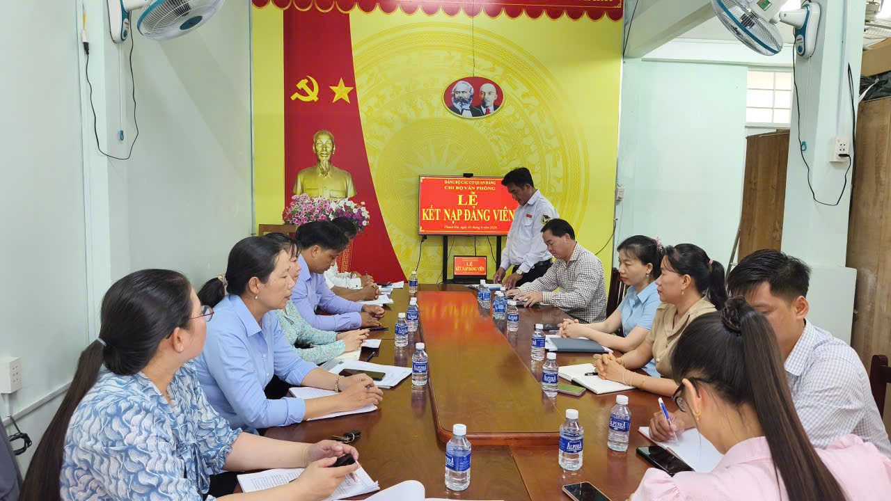 Đảng ủy xã Thạnh Hải kết nạp 03 quần chúng ưu tú vào đảng, tăng cường công tác tạo nguồn phát triển đảng viên
