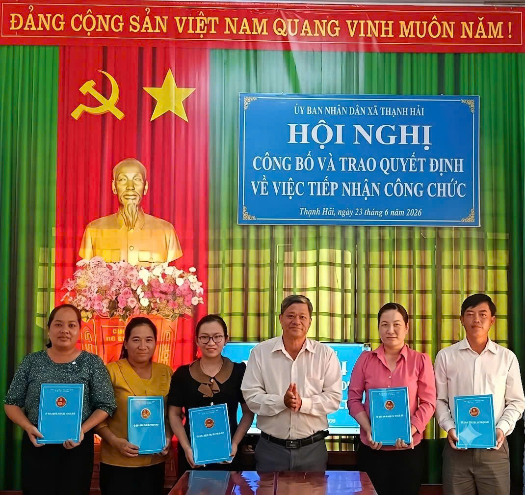 Thạnh Hải tổ chức hội nghị công bố và trao quyết định tiếp nhận 05 công chức