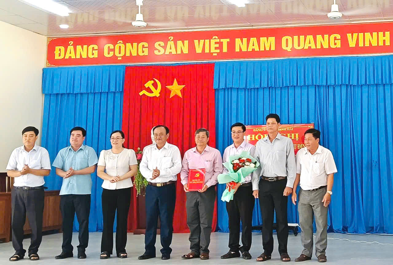 HỘI NGHỊ CÔNG BỐ VÀ TRAO QUYẾT ĐỊNH VỀ CÔNG TÁC TỔ CHỨC, CÁN BỘ
