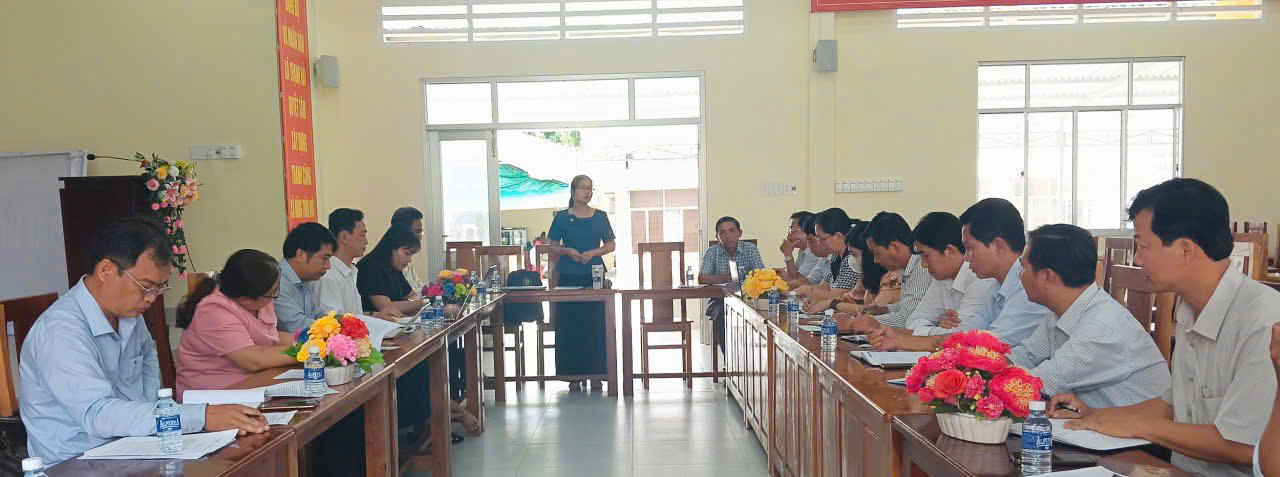 ĐOÀN KIỂM TRA CẢI CÁCH HÀNH CHÍNH CỦA SỞ NỘI VỤ LÀM VIỆC TẠI XÃ THẠNH HẢI
