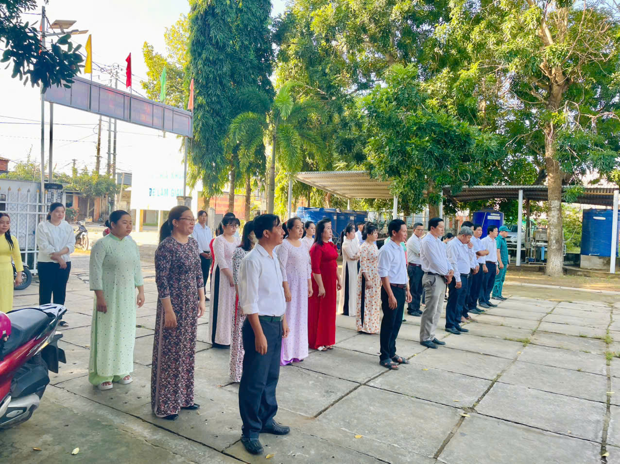 Xã Thạnh Hải: Chào cờ đầu tháng – Cùng nhau nêu cao trách nhiệm, tận tâm phục vụ Nhân dân