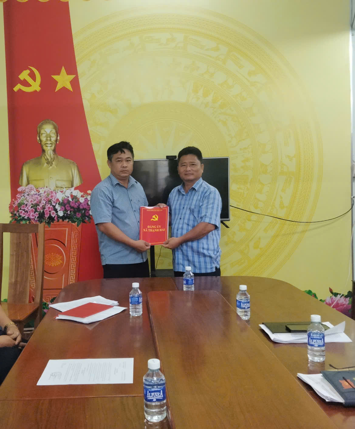 Đảng ủy xã Thạnh Hải công bố quyết định điều động công chức đến công tác tại ủy ban kiểm tra Đảng ủy xã